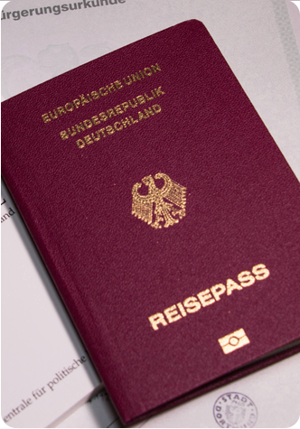 Німецький паспорт, що лежить на свідоцтві про надання громадянства
